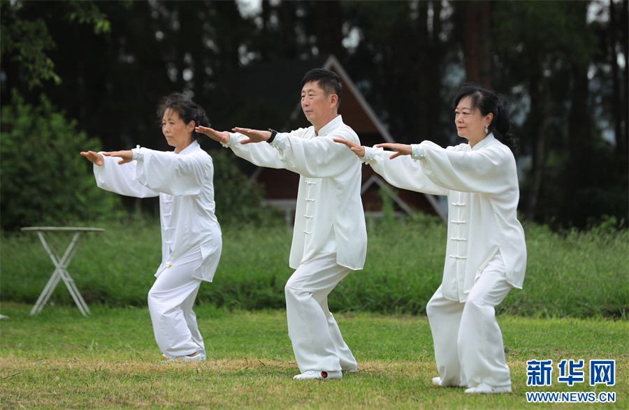 貴陽市民“武”動雲漫湖