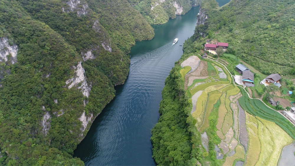 貴州鎮遠：水清岸綠景美産業興_fororder_鎮遠縣涌溪鄉匏瓜寨與㵲陽河交相輝映景色宜人。（鄭軒  攝）