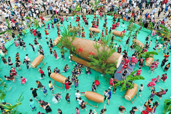（供稿）貴州劍河：齊跳苗族水鼓舞 水龍狂歡爽夏日 各族群眾共慶“六月六”_fororder_人們在貴州劍河仰阿莎文化節上參加苗族水鼓舞活動。（晏學源攝）