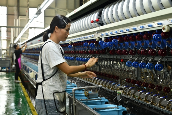 貴州羅甸：發展特色桑蠶産業 助農就業促增收_fororder_務工群眾在繅絲車間忙碌