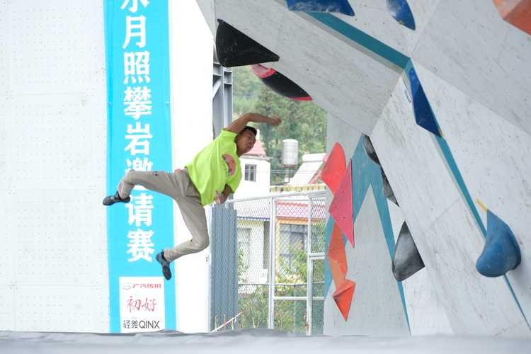 飛“岩”走壁間 展現“岩壁上芭蕾”！2023中國涼都·六盤水月照攀岩邀請賽開賽