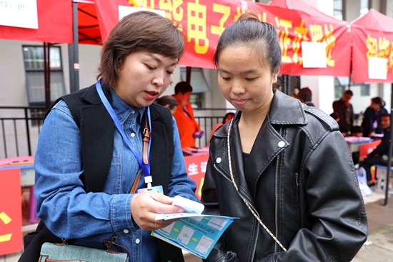 （供稿）貴州省綏陽縣試點推行電子學生證 為平安校園保駕護航_fororder_工作人員為家長介紹電子學生證功能（王嬋娟 攝） (2).JPG
