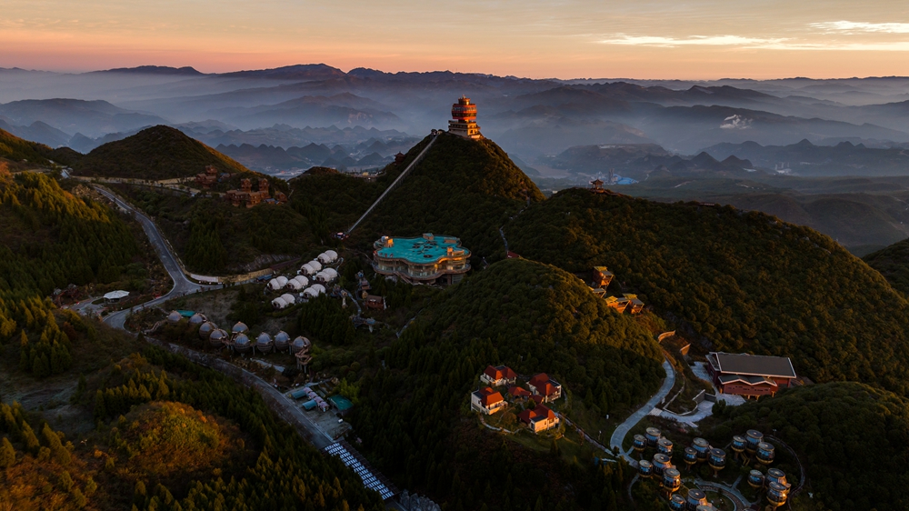 貴州鍾山：梅花山朝霞滿天 美如畫卷_fororder_11月17日，梅花山旅遊景區梅花坪風光，遠處為貴州之巔-韭菜坪。郭君海