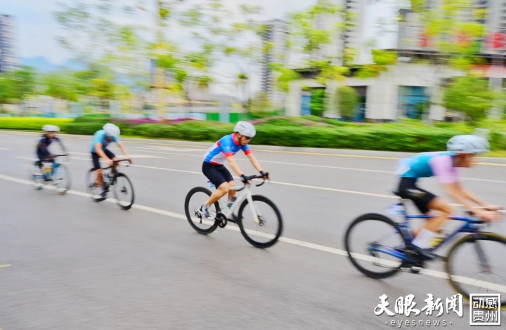 第三屆貴州·黔南“陽光羅甸”環玉湖自行車賽火熱開賽