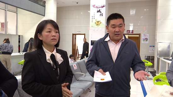 （供稿）貴州六盤水鍾山區：社保服務進萬家 便民服務暖人心_fororder_工作人員宣傳養老政策