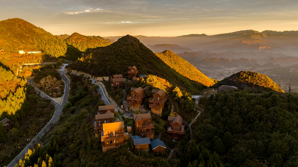 貴州鍾山：梅花山朝霞滿天 美如畫卷_fororder_11月17日，梅花山旅遊景區梅花坪風光，右上角遠處為貴州之巔-韭菜坪。郭君海