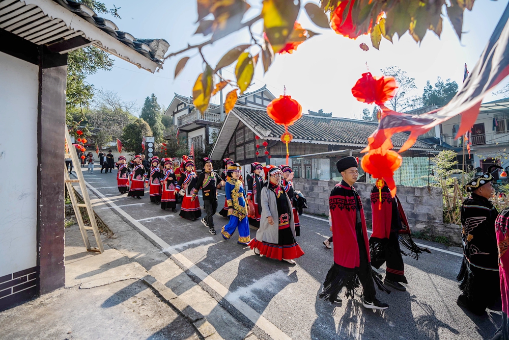 貴州畢節：鄉鄰一家親 共慶彝族年_fororder_2023年11月19日，在貴州省畢節市百里杜鵑管理區普底鄉迎豐村，前來參加彝族年的群眾排隊進村。 (2)