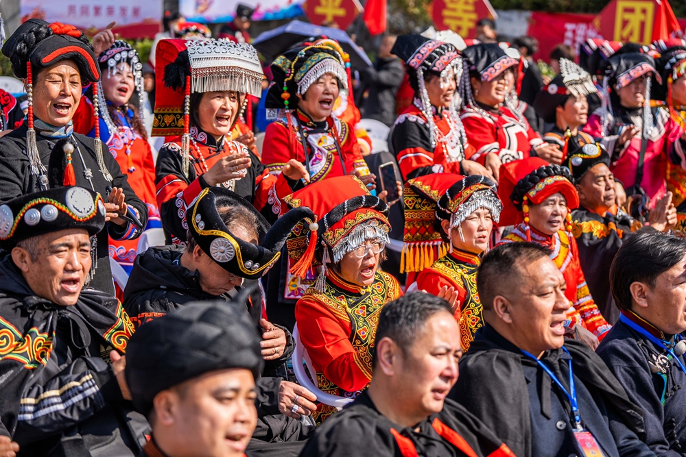 貴州畢節：鄉鄰一家親 共慶彝族年_fororder_2023年11月19日，村民們在貴州省畢節市百里杜鵑管理區普底鄉迎豐村觀看彝族年現場表演活動。