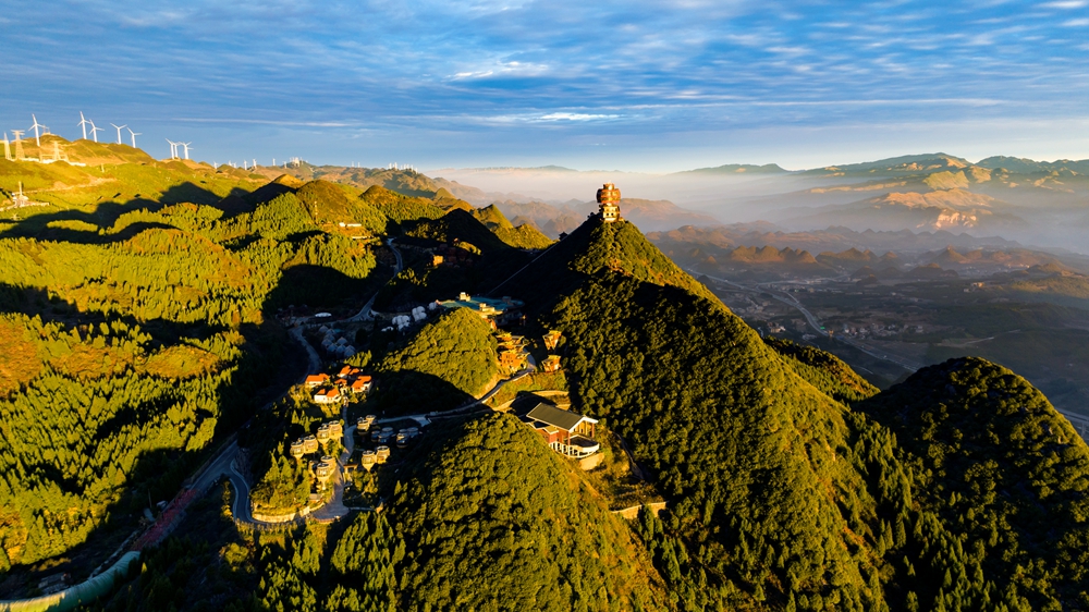 貴州鍾山：梅花山朝霞滿天 美如畫卷_fororder_11月17日，梅花山旅遊景區梅花坪風光，右上角遠處為貴州之巔-韭菜坪。2郭君海