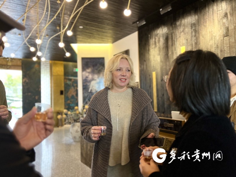 俄羅斯著名油畫家奧爾加·庫茲米娜油畫作品展亮相黔南雙龍