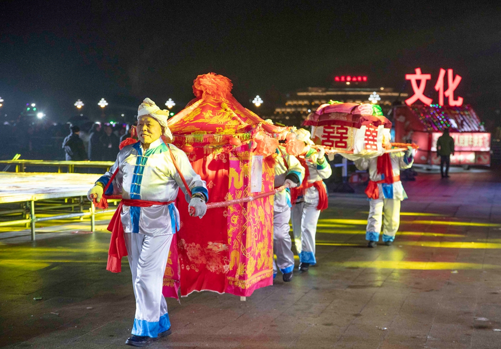 貴州施秉：亮龍飛舞鬧元宵_fororder_2024年2月23日，來自各社區的龍燈隊在貴州省黔東南苗族侗族自治州施秉縣城關鎮音樂噴泉廣場巡遊展演。（磨桂賓 攝） (4)