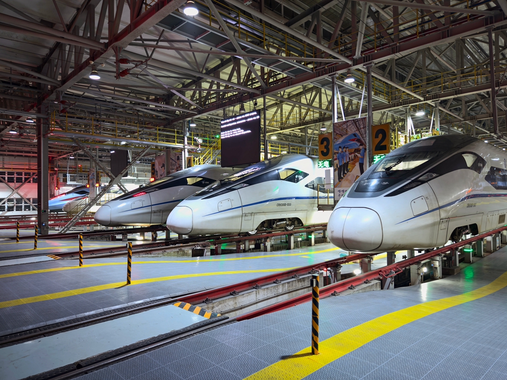 貴陽車輛段動車組“強勢集結”蓄勢待發迎春運_fororder_圖為春運首日在檢修庫等待檢查的動車組