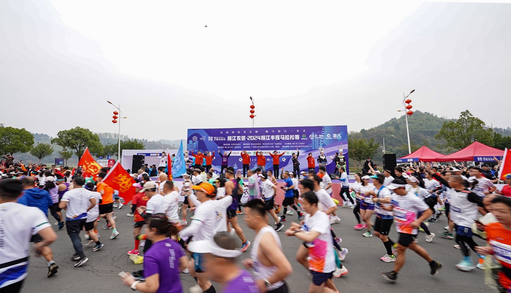 貴州榕江2024半程馬拉松賽鳴槍開跑_fororder_2024年3月10日，參賽選手在貴州省黔東南苗族侗族自治州榕江縣參加“2024榕江半程馬拉賽”比賽中。 (3).JPG