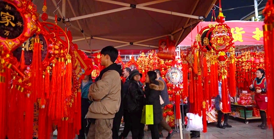 貴州盤州：物阜年豐 備年貨 喜迎新春_fororder_城區街上的年貨攤1