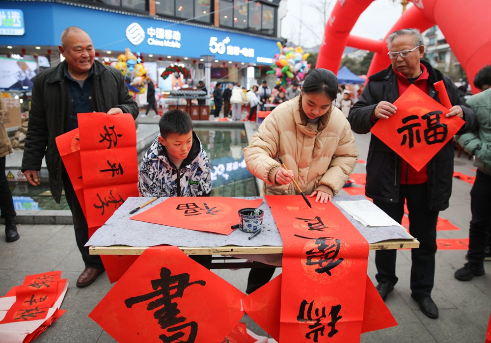 貴州施秉：春節近 年味濃_fororder_2024年2月5日，書法愛好者在貴州省黔東南苗族侗族自治州施秉縣城步行街為群眾書寫春聯。（磨桂賓 攝） (2).JPG