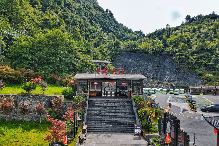 溶洞美景超驚艷！滑板車嗨翻全場！貴州大山裏的“地心世界”太迷人