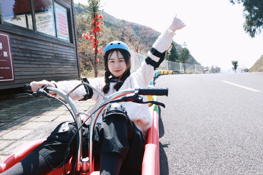 溶洞美景超驚艷！滑板車嗨翻全場！貴州大山裏的“地心世界”太迷人
