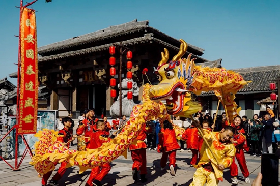 神獸鬧春、新春遊園、民俗會 貴州都勻各景區景點花式慶龍年_fororder_秦漢影視城1