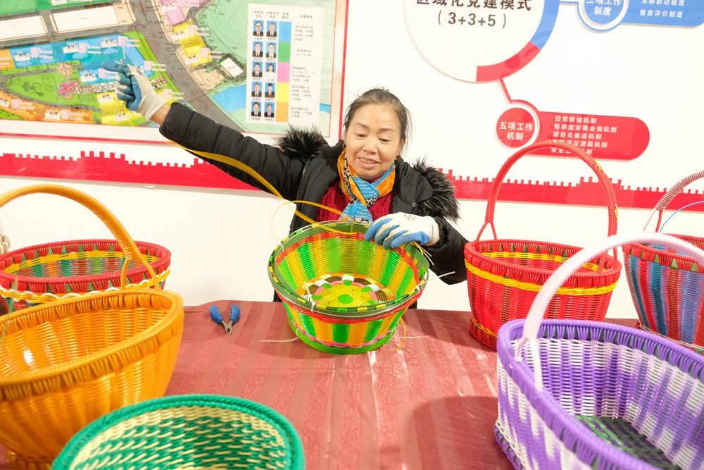 貴州天柱：企業復工趕工忙_fororder_圖為2月22日編織員工正忙著趕制編織品。.JPG