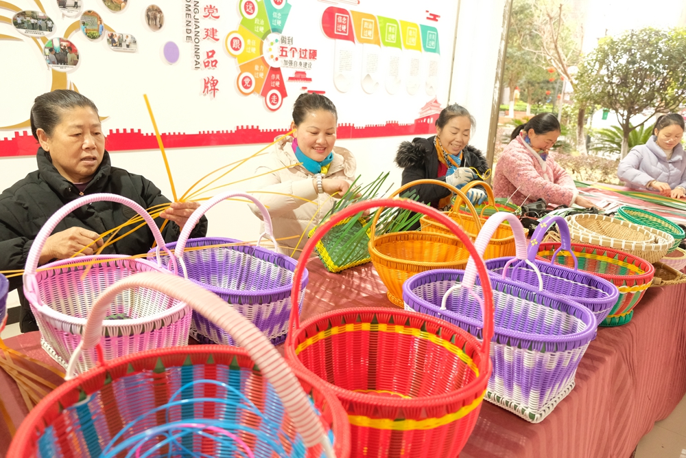 貴州天柱：企業復工趕工忙_fororder_圖為2月22日，天柱縣濱江社區黨群務合作社員工正忙著趕制訂單編織品。.JPG