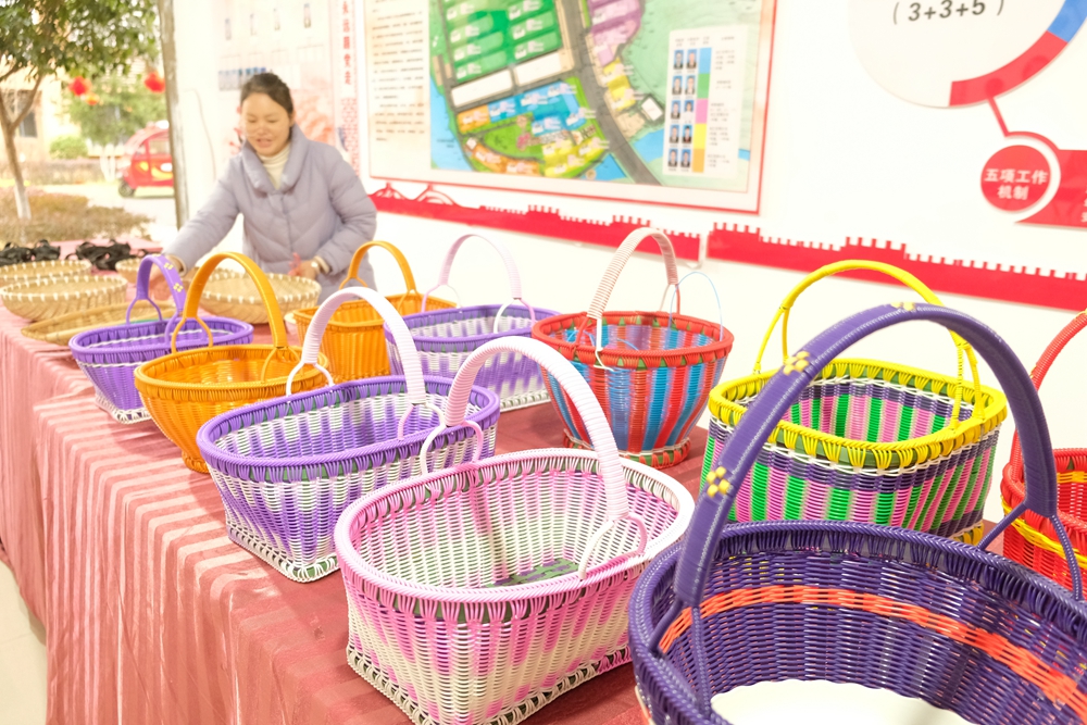 貴州天柱：企業復工趕工忙_fororder_圖為2月22日，天柱縣濱江社區黨群務合作社員工趕制的編織品。.JPG