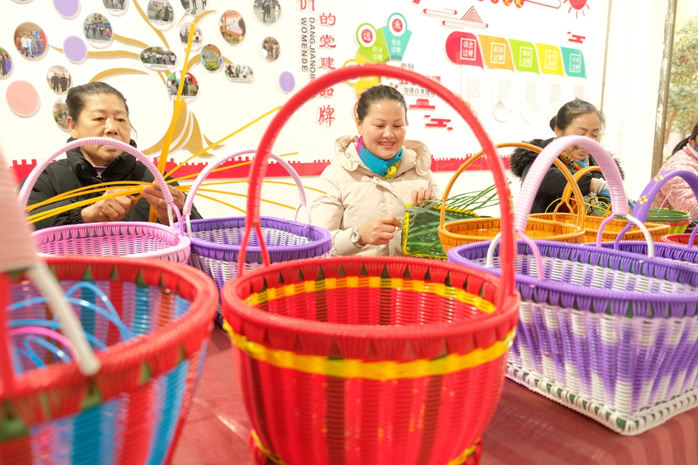 貴州天柱：企業復工趕工忙_fororder_圖為2月22日，在天柱縣濱江社區黨群務合作社，員工忙著趕制編織品。.JPG