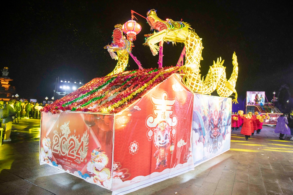 貴州施秉：亮龍飛舞鬧元宵_fororder_2024年2月23日，來自各社區的龍燈隊在貴州省黔東南苗族侗族自治州施秉縣城關鎮音樂噴泉廣場巡遊展演。（磨桂賓 攝） (1)