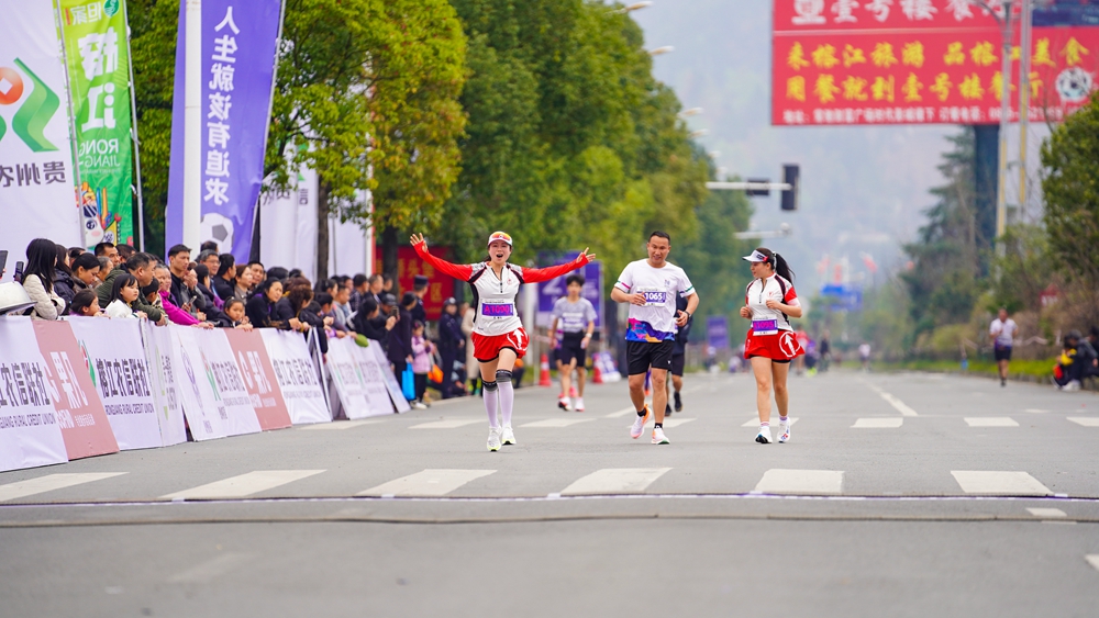 貴州榕江2024半程馬拉松賽鳴槍開跑_fororder_2024年3月10日，參賽選手在貴州省黔東南苗族侗族自治州榕江縣參加“2024榕江半程馬拉賽”比賽中。 (5).JPG