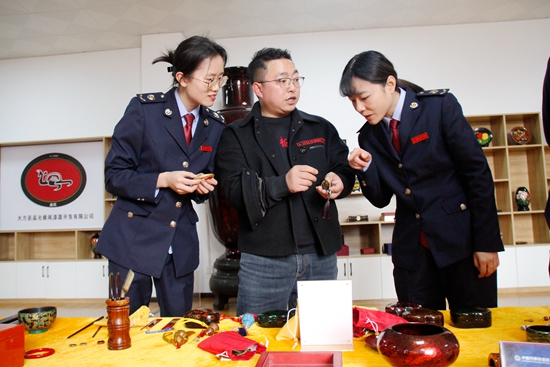 貴州畢節稅務：稅惠為“大方漆器”添色增彩_fororder_稅務人員在高光彝風漆器開發有限公司了解生産經營情況。劉勇