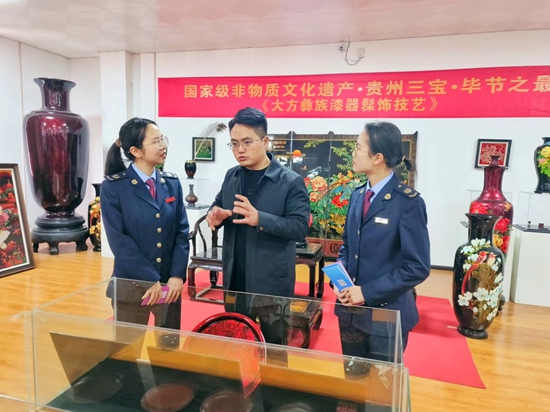貴州畢節稅務：稅惠為“大方漆器”添色增彩_fororder_稅務人員在高光彝風漆器開發有限公司了解大方彝族漆器非工藝。漆毓