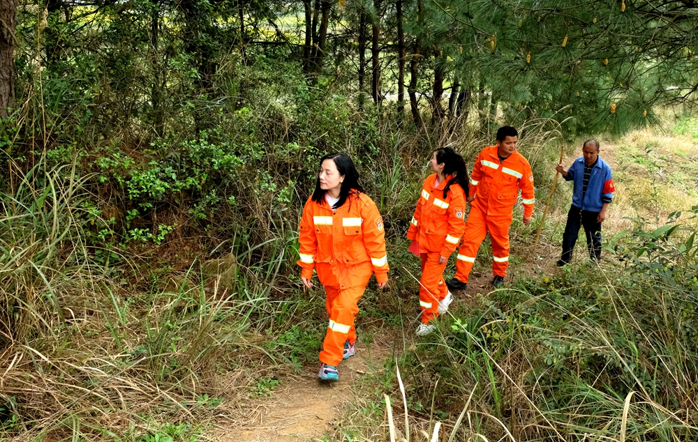 貴州天柱：築牢森林防火“安全線”_fororder_3月26日，天柱縣邦洞街道高野村森林防火志願者和護林員巡邏。.JPG