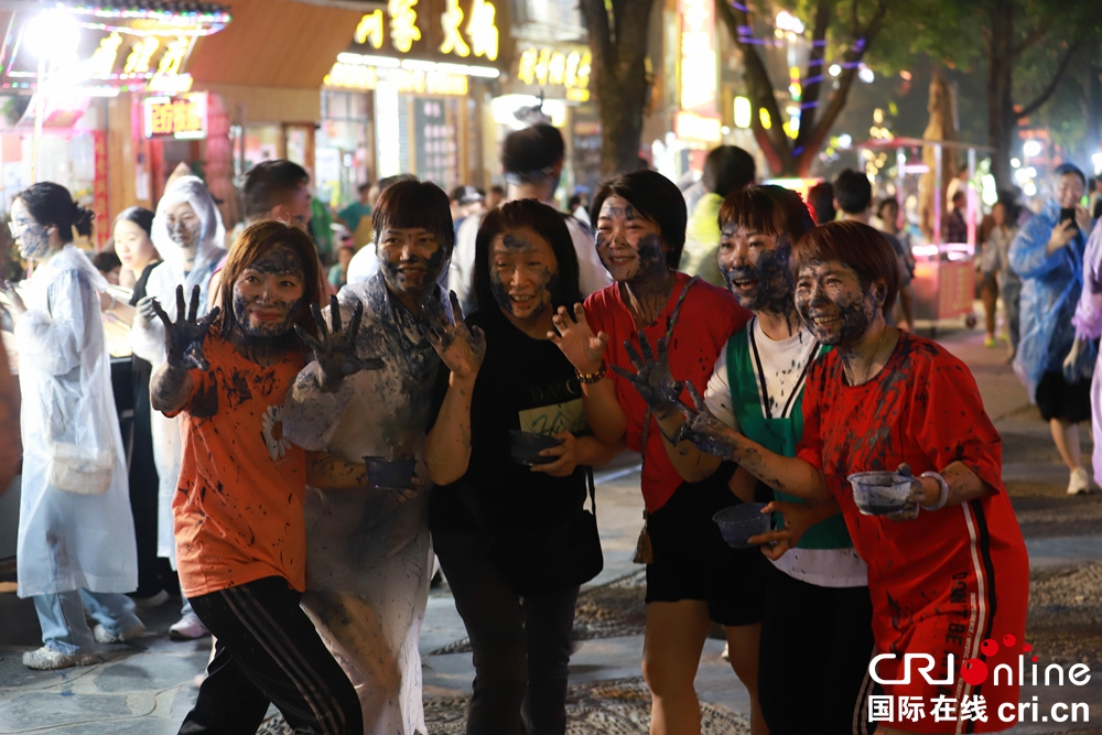 貴州黎平肇興侗寨穀雨節豐富多彩 侗族同胞與遊客同嗨_fororder_參與”打花臉的“遊客 攝影楊展淩