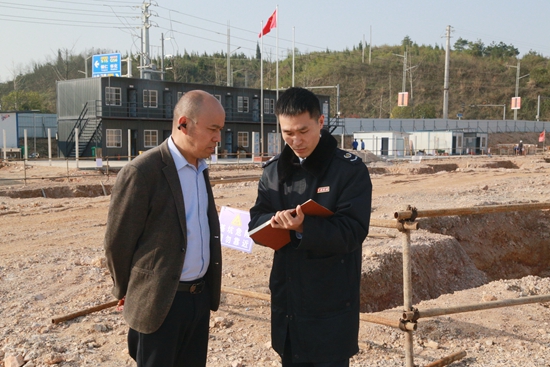 貴州大龍經濟開發區：稅收服務助力重大項目建設“加速跑”_fororder_國家稅務總局貴州大龍經濟開發區稅務局在深圳為方能源科技有限公司施工現場了解項目進度（劉寒攝）.JPG.JPG
