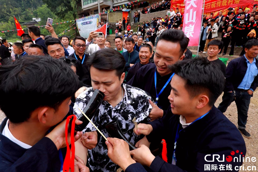 貴州凱里朗利苗寨舉行鼓藏節“起鼓年”民俗活動_fororder_苗家美酒敬賓客  攝影  楊展淩