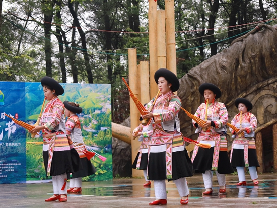 貴州鍾山：載歌載舞歡慶傳統節日“四月八”_fororder_文藝演出現場。王繼樺  王鴻林 唐福瓊  攝