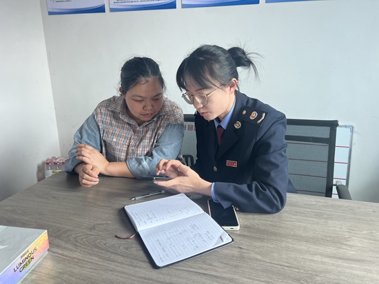 貴州大龍經濟開發區：稅收服務助力重大項目建設“加速跑”_fororder_國家稅務總局貴州大龍經濟開發區稅務局在貴州百思特新能源材料有限公司宣傳政策（楊孝文攝）.JPG