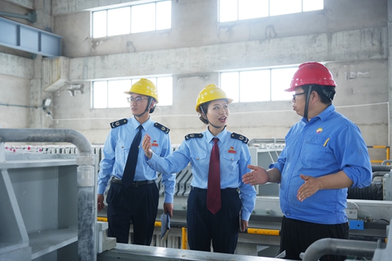 貴州：稅惠政策助推設備更新和消費品以舊換新_fororder_黔南州福泉市稅務局深入企業宣傳設備更新稅收優惠政策。申維軍攝