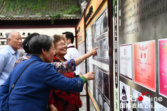 貴州織金：歷史檔案進社區看改革開放40年發展