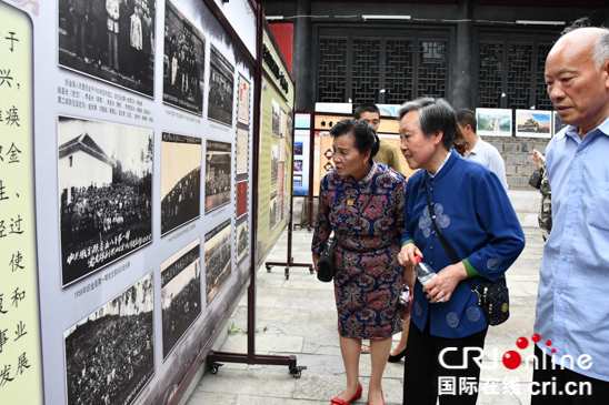 貴州織金：歷史檔案進社區看改革開放40年發展