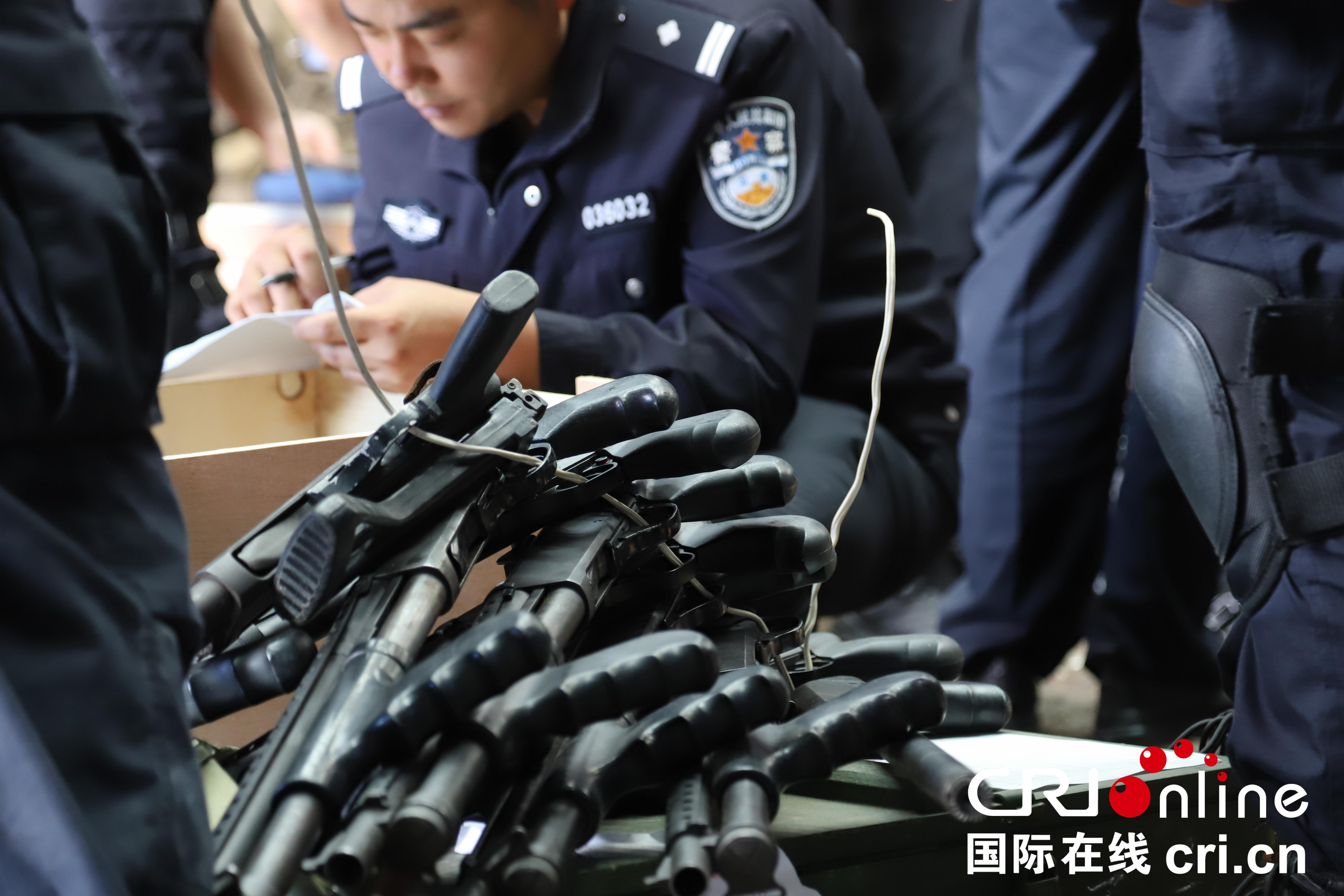 貴州警方多地對非法槍爆物品及報廢公務用槍集中銷毀