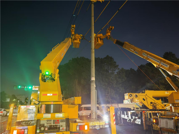 國網仙桃市供電公司：帶電拆除老舊破電桿 協作護航交通主幹道