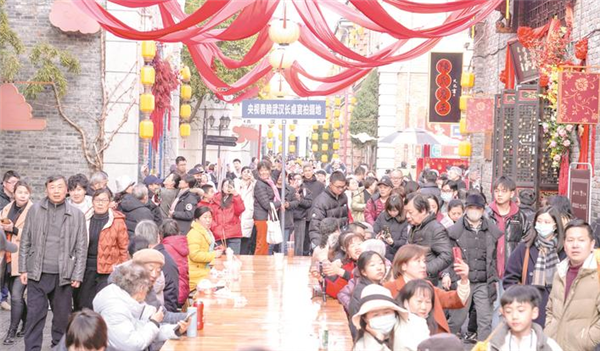 春晚同款長桌宴成爆款 江城餐飲迎來開門紅