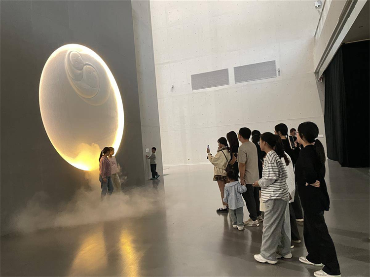 2024武漢雙年展開展 國內外200余件作品共同呈現當代藝術盛宴