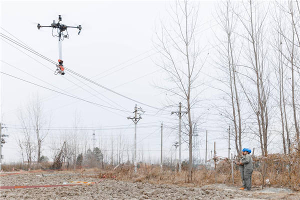 “無人機+機器人”聯合作業 武漢首次進行導線帶電噴塗絕緣漆