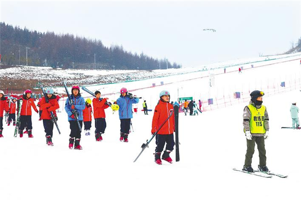 湖北恩施：綠蔥坡滑雪場讓高山小鎮脫胎換骨