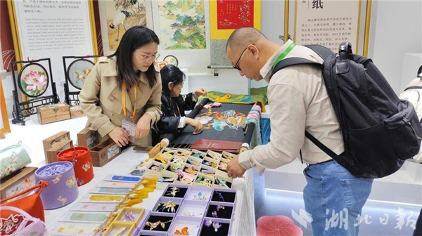 密集現身各大展會 荊楚非遺展現湖北印象