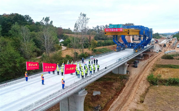 國慶我在崗！襄荊鐵路建設加速推進