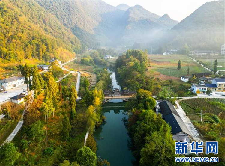 湖北鶴峰：秋天董家河 層林盡繪水墨卷