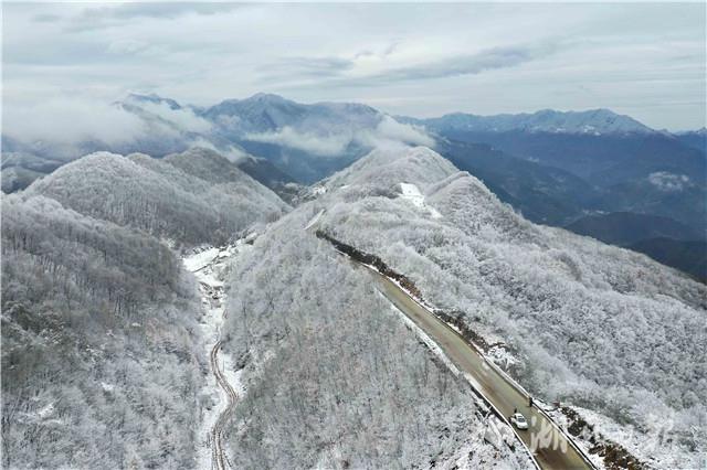 湖北保康：雪後山村美如畫