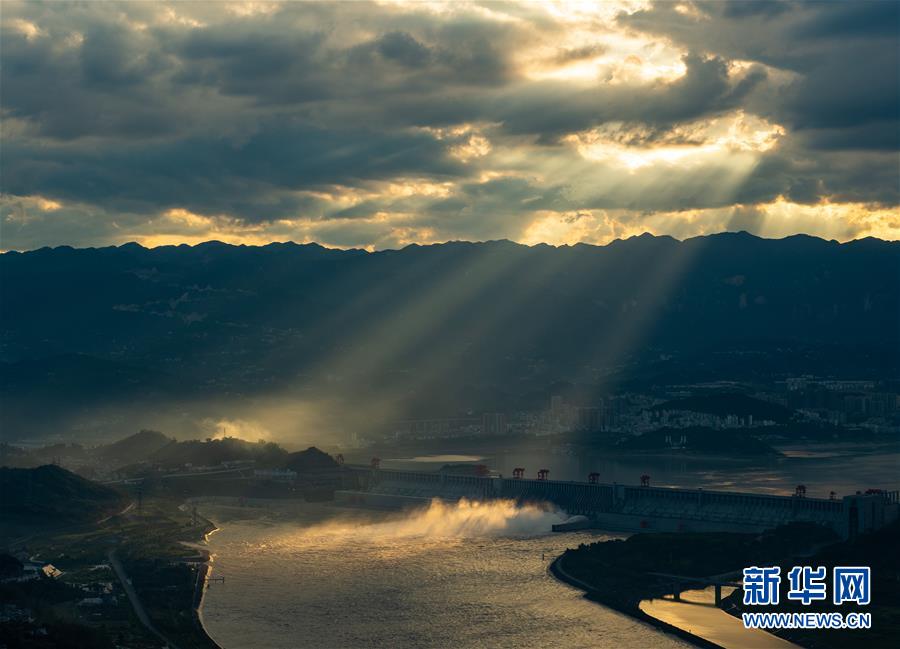 三峽夕照美如畫